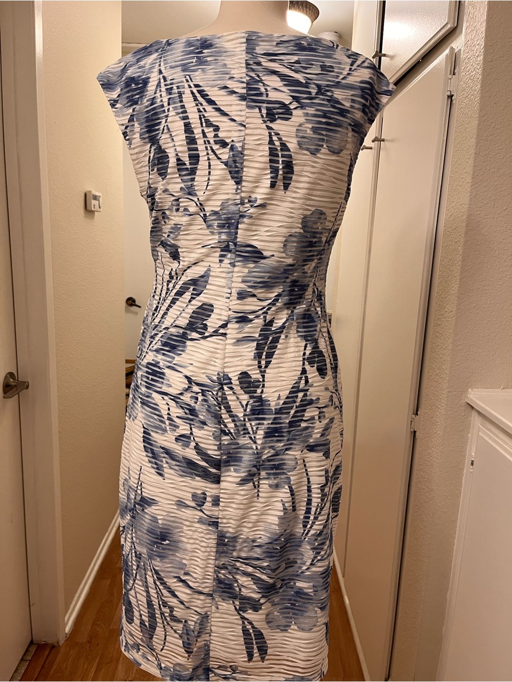 Connected Apparel White and Blue Floral Pleated Midi Sheath Dress - Size 8 - Picture 4 of 5